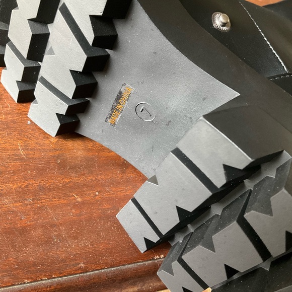 Amazon Essentials Black slouching boots. Metallic Accents - Picture 9 of 14